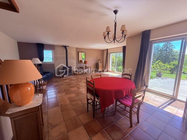 Située sur la commune du Breuil-en-Auge, dans un environnement verdoyant et au calme,  cette maison de 120m2 au sol, des années 80,  bénéficie d’une vue exceptionnelle et imprenable sur la campagne environnante. 

En rez-de-chaussée, la maison se compose d'une entrée, d'une grande pièce de vie lumineuse d’environ 54 m² avec cuisine ouverte, espace salon chaleureux doté d'un poêle à bois et d'un espace salle à manger. Une arrière-cuisine et des WC indépendants complètent ce niveau. Ses nombreuses ouvertures et son exposition plein Sud permettent de baigner cet espace de vie de lumière naturelle et offrent une vue systématique sur le jardin verdoyant. Une terrasse en bois, idéalement exposée, prolonge la pièce à vivre aux beaux jours.

À l’étage, vous trouverez une chambre parentale avec salle de bain attenante, deux autres chambres, un dressing, une petite salle d’eau ainsi qu’un second WC.

Le tout est complété par un sous-sol complet faisant office de garage et d'espace de stockage supplémentaire. 

L'ensemble est érigé sur une parcelle de 2509m2, joliment arborée et parfaitement entretenue constituant un véritable écrin de verdure.

Quelques travaux  sont à prévoir, mais la maison dispose d’un très beau potentiel.

Les + :
•⁠  ⁠Vue dégagée exceptionnelle
•⁠  ⁠Très belle luminosité
•⁠  ⁠Environnement calme et verdoyant
•⁠  Grande pièce à vivre lumineuse et chaleureuse
•⁠  Suite parentale