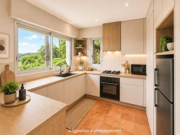 Située sur la commune du Breuil-en-Auge, dans un environnement verdoyant et au calme,  cette maison de 120m2 au sol, des années 80,  bénéficie d’une vue exceptionnelle et imprenable sur la campagne environnante. 

En rez-de-chaussée, la maison se compose d'une entrée, d'une grande pièce de vie lumineuse d’environ 54 m² avec cuisine ouverte, espace salon chaleureux doté d'un poêle à bois et d'un espace salle à manger. Une arrière-cuisine et des WC indépendants complètent ce niveau. Ses nombreuses ouvertures et son exposition plein Sud permettent de baigner cet espace de vie de lumière naturelle et offrent une vue systématique sur le jardin verdoyant. Une terrasse en bois, idéalement exposée, prolonge la pièce à vivre aux beaux jours.

À l’étage, vous trouverez une chambre parentale avec salle de bain attenante, deux autres chambres, un dressing, une petite salle d’eau ainsi qu’un second WC.

Le tout est complété par un sous-sol complet faisant office de garage et d'espace de stockage supplémentaire. 

L'ensemble est érigé sur une parcelle de 2509m2, joliment arborée et parfaitement entretenue constituant un véritable écrin de verdure.

Quelques travaux  sont à prévoir, mais la maison dispose d’un très beau potentiel.

Les + :
•⁠  ⁠Vue dégagée exceptionnelle
•⁠  ⁠Très belle luminosité
•⁠  ⁠Environnement calme et verdoyant
•⁠  Grande pièce à vivre lumineuse et chaleureuse
•⁠  Suite parentale