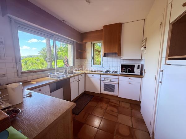 Située sur la commune du Breuil-en-Auge, dans un environnement verdoyant et au calme,  cette maison de 120m2 au sol, des années 80,  bénéficie d’une vue exceptionnelle et imprenable sur la campagne environnante. 

En rez-de-chaussée, la maison se compose d'une entrée, d'une grande pièce de vie lumineuse d’environ 54 m² avec cuisine ouverte, espace salon chaleureux doté d'un poêle à bois et d'un espace salle à manger. Une arrière-cuisine et des WC indépendants complètent ce niveau. Ses nombreuses ouvertures et son exposition plein Sud permettent de baigner cet espace de vie de lumière naturelle et offrent une vue systématique sur le jardin verdoyant. Une terrasse en bois, idéalement exposée, prolonge la pièce à vivre aux beaux jours.

À l’étage, vous trouverez une chambre parentale avec salle de bain attenante, deux autres chambres, un dressing, une petite salle d’eau ainsi qu’un second WC.

Le tout est complété par un sous-sol complet faisant office de garage et d'espace de stockage supplémentaire. 

L'ensemble est érigé sur une parcelle de 2509m2, joliment arborée et parfaitement entretenue constituant un véritable écrin de verdure.

Quelques travaux  sont à prévoir, mais la maison dispose d’un très beau potentiel.

Les + :
•⁠  ⁠Vue dégagée exceptionnelle
•⁠  ⁠Très belle luminosité
•⁠  ⁠Environnement calme et verdoyant
•⁠  Grande pièce à vivre lumineuse et chaleureuse
•⁠  Suite parentale