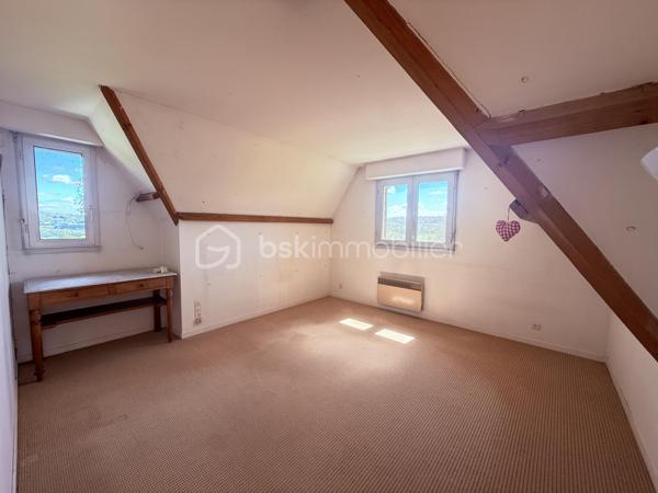 Située sur la commune du Breuil-en-Auge, dans un environnement verdoyant et au calme,  cette maison de 120m2 au sol, des années 80,  bénéficie d’une vue exceptionnelle et imprenable sur la campagne environnante. 

En rez-de-chaussée, la maison se compose d'une entrée, d'une grande pièce de vie lumineuse d’environ 54 m² avec cuisine ouverte, espace salon chaleureux doté d'un poêle à bois et d'un espace salle à manger. Une arrière-cuisine et des WC indépendants complètent ce niveau. Ses nombreuses ouvertures et son exposition plein Sud permettent de baigner cet espace de vie de lumière naturelle et offrent une vue systématique sur le jardin verdoyant. Une terrasse en bois, idéalement exposée, prolonge la pièce à vivre aux beaux jours.

À l’étage, vous trouverez une chambre parentale avec salle de bain attenante, deux autres chambres, un dressing, une petite salle d’eau ainsi qu’un second WC.

Le tout est complété par un sous-sol complet faisant office de garage et d'espace de stockage supplémentaire. 

L'ensemble est érigé sur une parcelle de 2509m2, joliment arborée et parfaitement entretenue constituant un véritable écrin de verdure.

Quelques travaux  sont à prévoir, mais la maison dispose d’un très beau potentiel.

Les + :
•⁠  ⁠Vue dégagée exceptionnelle
•⁠  ⁠Très belle luminosité
•⁠  ⁠Environnement calme et verdoyant
•⁠  Grande pièce à vivre lumineuse et chaleureuse
•⁠  Suite parentale