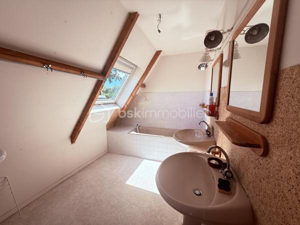Située sur la commune du Breuil-en-Auge, dans un environnement verdoyant et au calme,  cette maison de 120m2 au sol, des années 80,  bénéficie d’une vue exceptionnelle et imprenable sur la campagne environnante. 

En rez-de-chaussée, la maison se compose d'une entrée, d'une grande pièce de vie lumineuse d’environ 54 m² avec cuisine ouverte, espace salon chaleureux doté d'un poêle à bois et d'un espace salle à manger. Une arrière-cuisine et des WC indépendants complètent ce niveau. Ses nombreuses ouvertures et son exposition plein Sud permettent de baigner cet espace de vie de lumière naturelle et offrent une vue systématique sur le jardin verdoyant. Une terrasse en bois, idéalement exposée, prolonge la pièce à vivre aux beaux jours.

À l’étage, vous trouverez une chambre parentale avec salle de bain attenante, deux autres chambres, un dressing, une petite salle d’eau ainsi qu’un second WC.

Le tout est complété par un sous-sol complet faisant office de garage et d'espace de stockage supplémentaire. 

L'ensemble est érigé sur une parcelle de 2509m2, joliment arborée et parfaitement entretenue constituant un véritable écrin de verdure.

Quelques travaux  sont à prévoir, mais la maison dispose d’un très beau potentiel.

Les + :
•⁠  ⁠Vue dégagée exceptionnelle
•⁠  ⁠Très belle luminosité
•⁠  ⁠Environnement calme et verdoyant
•⁠  Grande pièce à vivre lumineuse et chaleureuse
•⁠  Suite parentale