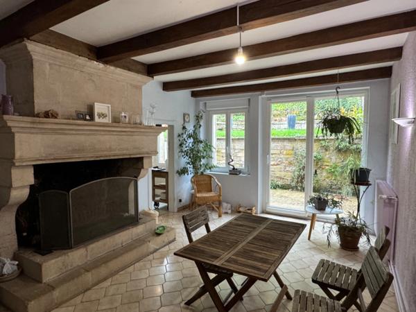 MAISON DE CARACTÈRE, TROIS - QUATRE CHAMBRES ET UN BUREAU