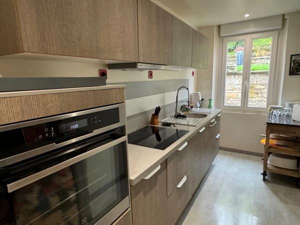 MAISON DE CARACTÈRE, TROIS - QUATRE CHAMBRES ET UN BUREAU