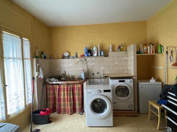 MAISON DE CARACTÈRE, TROIS - QUATRE CHAMBRES ET UN BUREAU