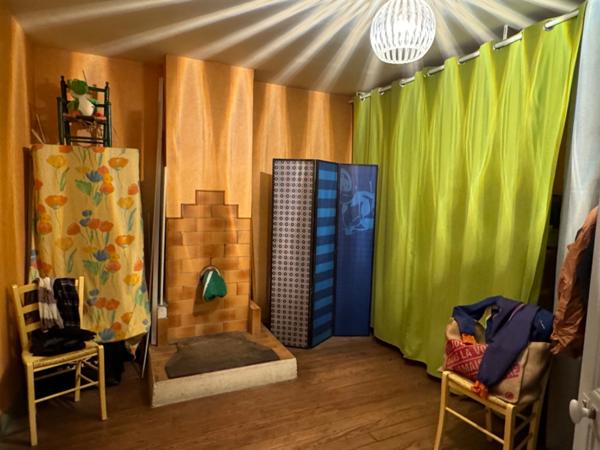 MAISON DE CARACTÈRE, TROIS - QUATRE CHAMBRES ET UN BUREAU