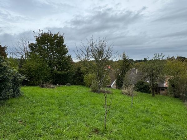 MAISON DE CARACTÈRE, TROIS - QUATRE CHAMBRES ET UN BUREAU