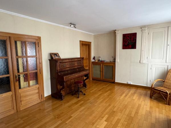 MAISON DE CARACTÈRE, TROIS - QUATRE CHAMBRES ET UN BUREAU