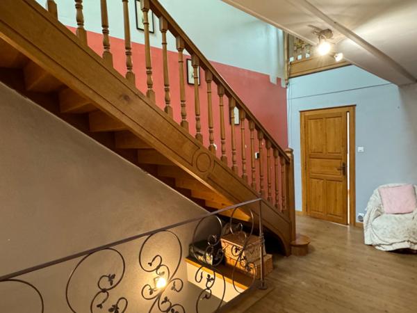 MAISON DE CARACTÈRE, TROIS - QUATRE CHAMBRES ET UN BUREAU