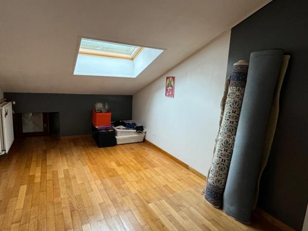 MAISON DE CARACTÈRE, TROIS - QUATRE CHAMBRES ET UN BUREAU