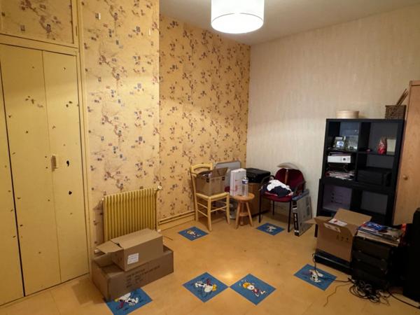 MAISON DE CARACTÈRE, TROIS - QUATRE CHAMBRES ET UN BUREAU