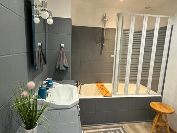 MAISON DE CARACTÈRE, TROIS - QUATRE CHAMBRES ET UN BUREAU