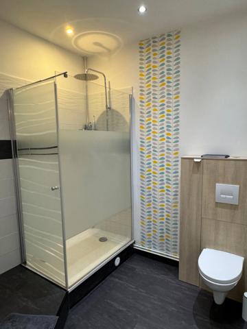 MAISON DE CARACTÈRE, TROIS - QUATRE CHAMBRES ET UN BUREAU