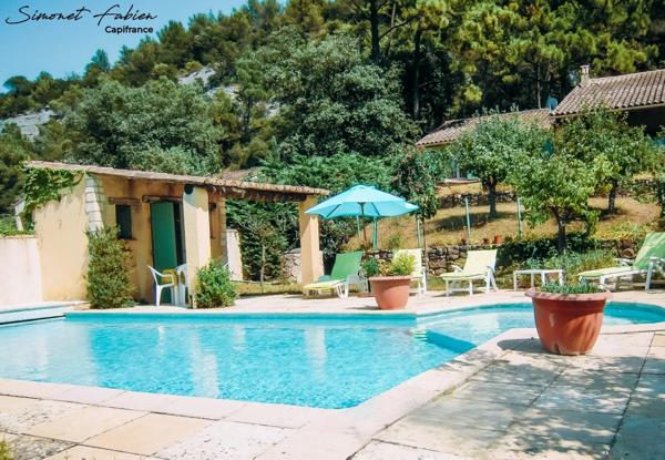 Grande maison familiale avec piscine au cœur de la verdure.
