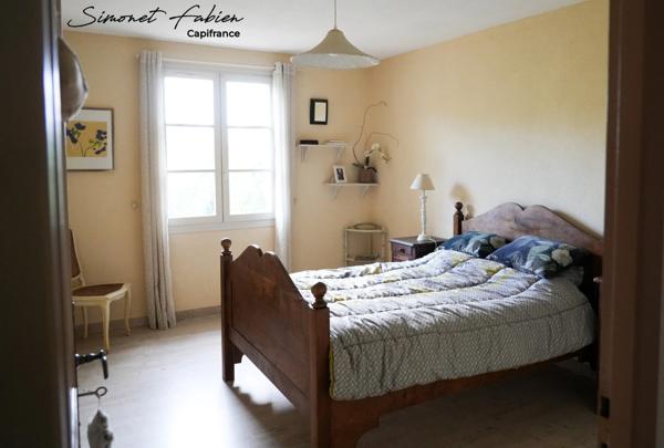 Grande maison familiale avec piscine au cœur de la verdure.