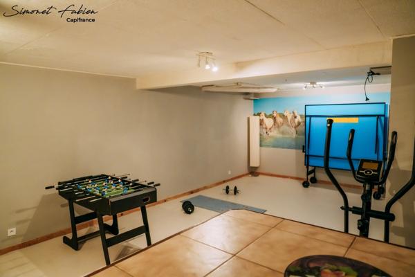 Grande maison familiale avec piscine au cœur de la verdure.