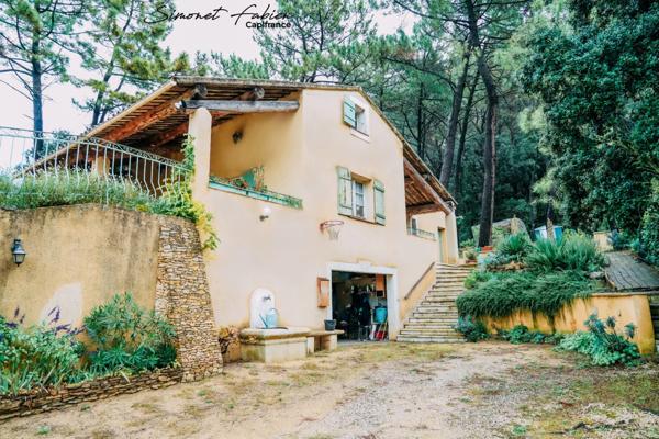 Grande maison familiale avec piscine au cœur de la verdure.