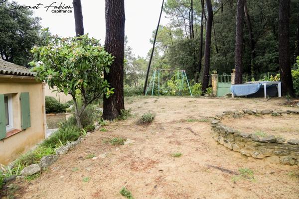 Grande maison familiale avec piscine au cœur de la verdure.