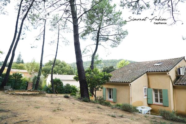 Grande maison familiale avec piscine au cœur de la verdure.