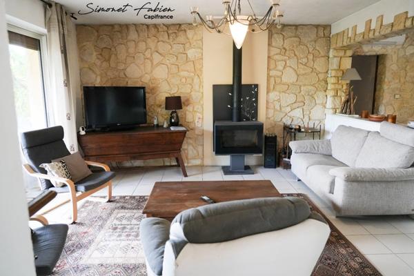 Grande maison familiale avec piscine au cœur de la verdure.