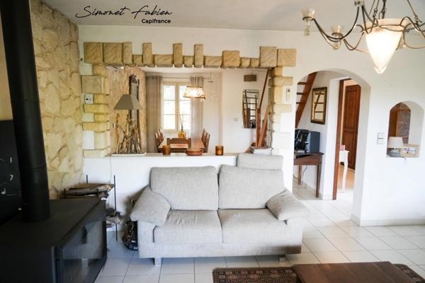 Grande maison familiale avec piscine au cœur de la verdure.