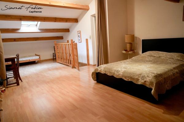 Grande maison familiale avec piscine au cœur de la verdure.