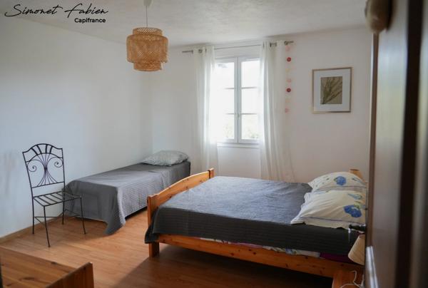 Grande maison familiale avec piscine au cœur de la verdure.