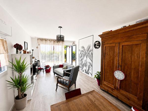 THEIX-NOYALO - Appartement T3 de 65 m² avec jardin privatif, terrasse, garage et cave