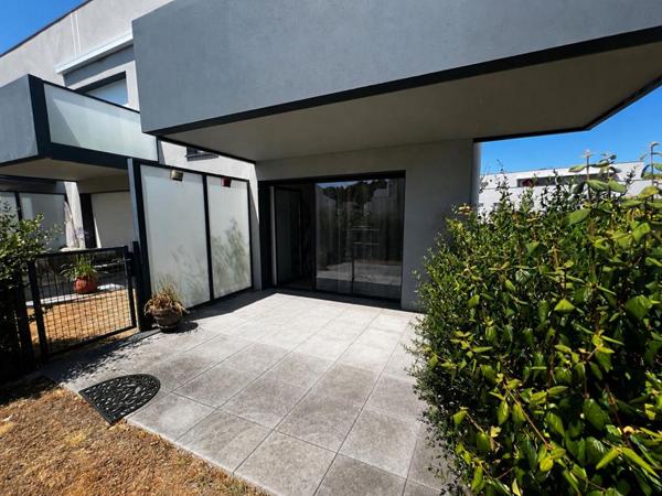 THEIX-NOYALO - Appartement T3 de 65 m² avec jardin privatif, terrasse, garage et cave
