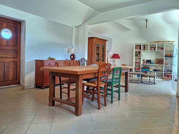 Maison sur sous-sol 4 chambres avec dépendance - VERNANTES (49390)