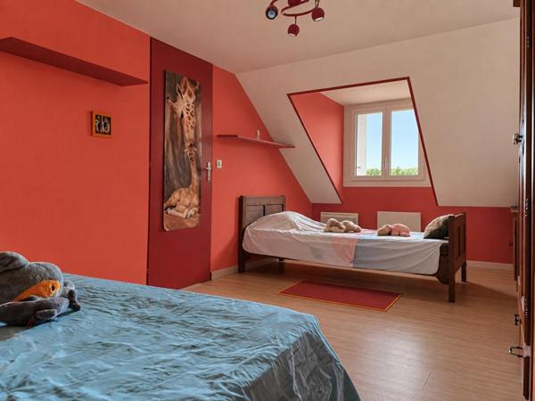 Maison sur sous-sol 4 chambres avec dépendance - VERNANTES (49390)