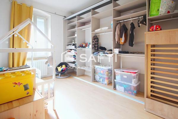 Maison de 117m2 hab avec 4 chambres, 2 terrasses et jardin.