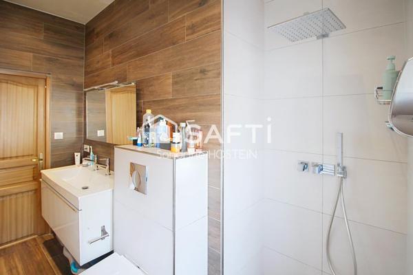 Maison de 117m2 hab avec 4 chambres, 2 terrasses et jardin.