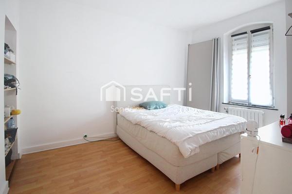 Maison de 117m2 hab avec 4 chambres, 2 terrasses et jardin.