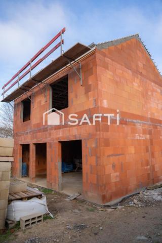 Maison neuve en cours de construction à Dourdan, offrant une excellente opportunité de personnaliser l’aménagement intérieur selon vos besoins. Profitez d’un cadre de vie moderne et serein, à quelques minutes des écoles, commerces et transports. D’une superficie d’environ 95 m², cette maison représente un investissement idéal pour un quotidien pratique et agréable.