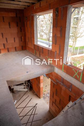 Maison neuve en cours de construction à Dourdan, offrant une excellente opportunité de personnaliser l’aménagement intérieur selon vos besoins. Profitez d’un cadre de vie moderne et serein, à quelques minutes des écoles, commerces et transports. D’une superficie d’environ 95 m², cette maison représente un investissement idéal pour un quotidien pratique et agréable.