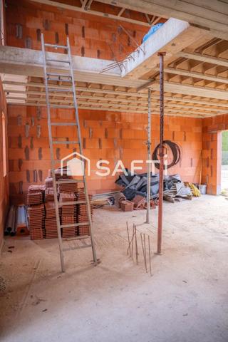 Maison neuve en cours de construction à Dourdan, offrant une excellente opportunité de personnaliser l’aménagement intérieur selon vos besoins. Profitez d’un cadre de vie moderne et serein, à quelques minutes des écoles, commerces et transports. D’une superficie d’environ 95 m², cette maison représente un investissement idéal pour un quotidien pratique et agréable.