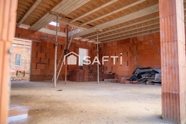 Maison neuve en cours de construction à Dourdan, offrant une excellente opportunité de personnaliser l’aménagement intérieur selon vos besoins. Profitez d’un cadre de vie moderne et serein, à quelques minutes des écoles, commerces et transports. D’une superficie d’environ 95 m², cette maison représente un investissement idéal pour un quotidien pratique et agréable.