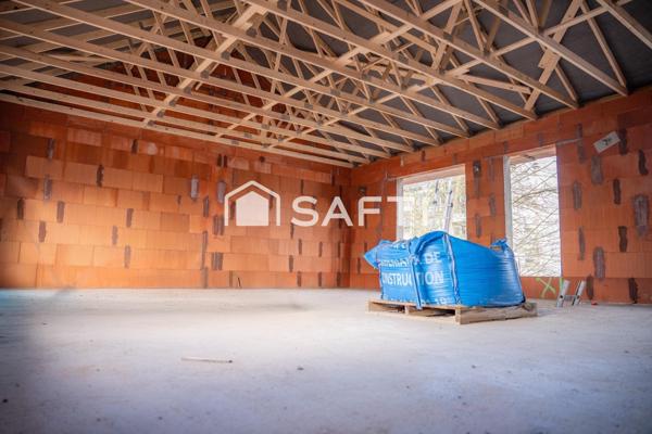 Maison neuve en cours de construction à Dourdan, offrant une excellente opportunité de personnaliser l’aménagement intérieur selon vos besoins. Profitez d’un cadre de vie moderne et serein, à quelques minutes des écoles, commerces et transports. D’une superficie d’environ 95 m², cette maison représente un investissement idéal pour un quotidien pratique et agréable.