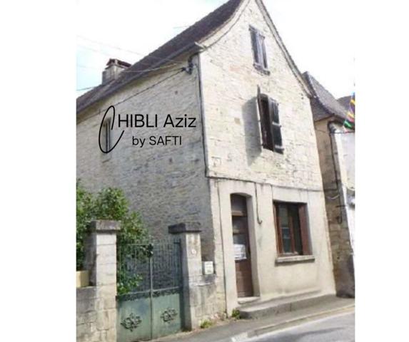 Maison de village en pierre au fort potentiel, idéale pour un projet de rénovation. Elle offre un séjour avec cuisine ouverte, deux chambres, une salle de bains et un WC indépendant. Charme de l’ancien, volumes à exploiter et belle opportunité pour résidence principale ou investissement.