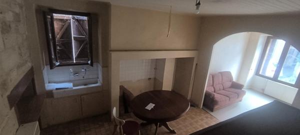 Maison de village en pierre au fort potentiel, idéale pour un projet de rénovation. Elle offre un séjour avec cuisine ouverte, deux chambres, une salle de bains et un WC indépendant. Charme de l’ancien, volumes à exploiter et belle opportunité pour résidence principale ou investissement.