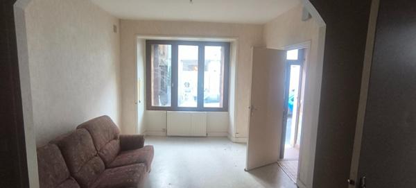 Maison de village en pierre au fort potentiel, idéale pour un projet de rénovation. Elle offre un séjour avec cuisine ouverte, deux chambres, une salle de bains et un WC indépendant. Charme de l’ancien, volumes à exploiter et belle opportunité pour résidence principale ou investissement.