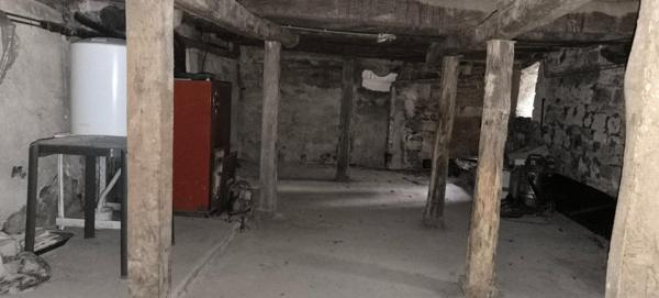 Maison de village en pierre au fort potentiel, idéale pour un projet de rénovation. Elle offre un séjour avec cuisine ouverte, deux chambres, une salle de bains et un WC indépendant. Charme de l’ancien, volumes à exploiter et belle opportunité pour résidence principale ou investissement.