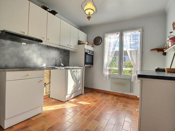 Agréable appartement de type 2 de 58 m² dans une petite copropriété aux faibles charges.