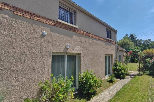 Maison familiale avec dépendances dans un cadre verdoyant ! €656 000 ** - Référence 26-3892