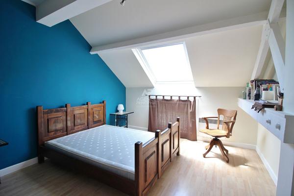 Maison familiale avec dépendances dans un cadre verdoyant ! €656 000 ** - Référence 26-3892