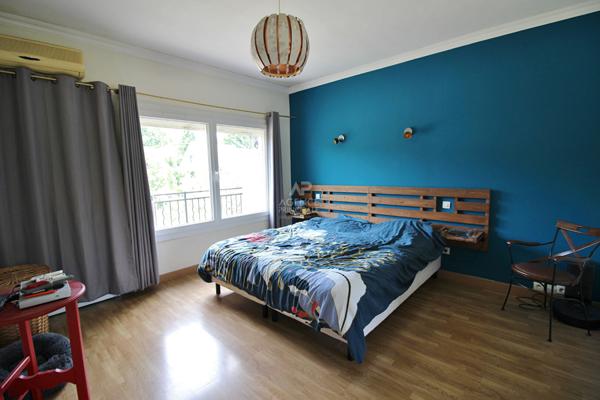 Maison familiale avec dépendances dans un cadre verdoyant ! €656 000 ** - Référence 26-3892