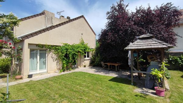 Maison familiale avec dépendances dans un cadre verdoyant ! €656 000 ** - Référence 26-3892
