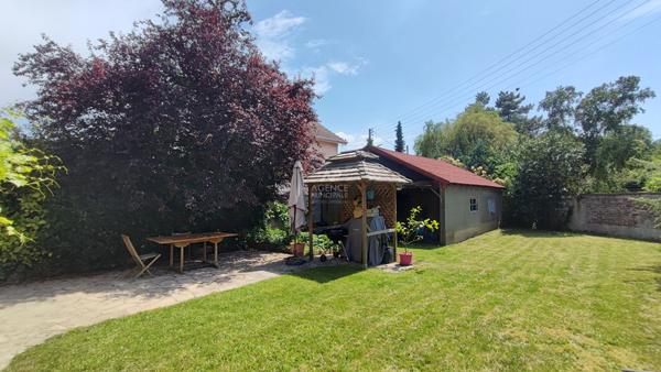 Maison familiale avec dépendances dans un cadre verdoyant ! €656 000 ** - Référence 26-3892