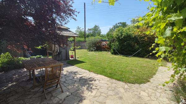 Maison familiale avec dépendances dans un cadre verdoyant ! €656 000 ** - Référence 26-3892