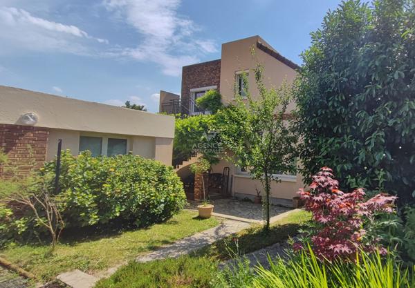Maison familiale avec dépendances dans un cadre verdoyant ! €656 000 ** - Référence 26-3892